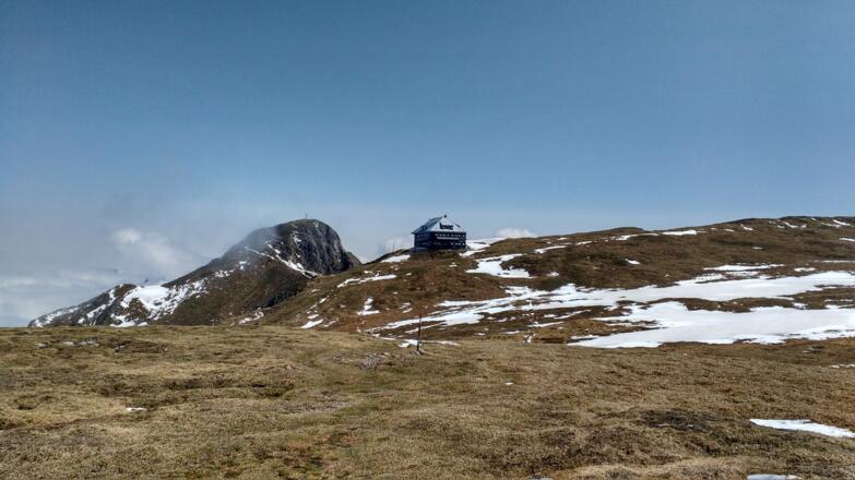 Am Plateau - wir blicken zurück zur Hütte