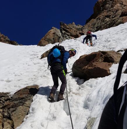 Einige Meter der Seilversicherung waren unter dem Schnee