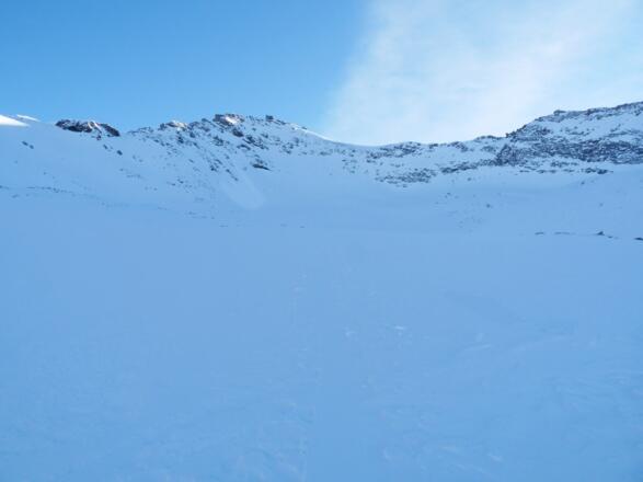 Gut einsehbar ist bereits der steile Gipfelhang des Kraxentragers.