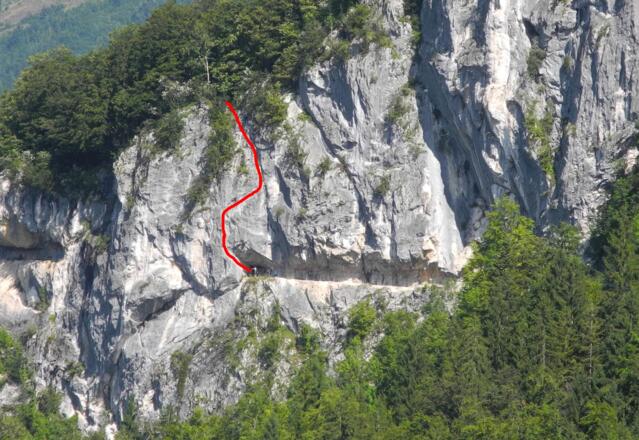 Von der Rathlucken Hütte sieht man den Höhenweg und die Route.