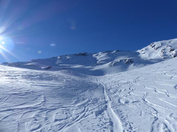 Sanft geht es über die Schafalm bis zum Fuß des Gipfelaufbaues.