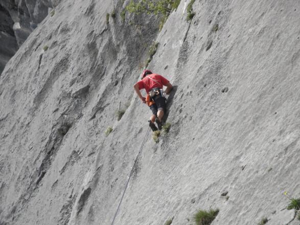 Im plattigen Teil der ersten Seillänge