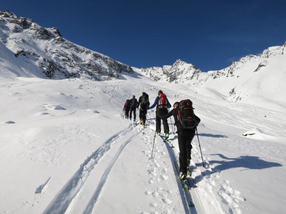 Aus lawinentechischer Sicht ist der Weg bis zu den Kamplschröfen sehr günstig.