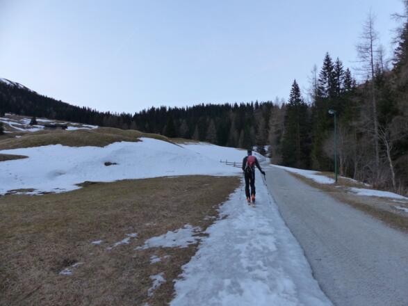 Im Frühjahr kann die Schneedecke im Tal bereits sehr dünn sein.