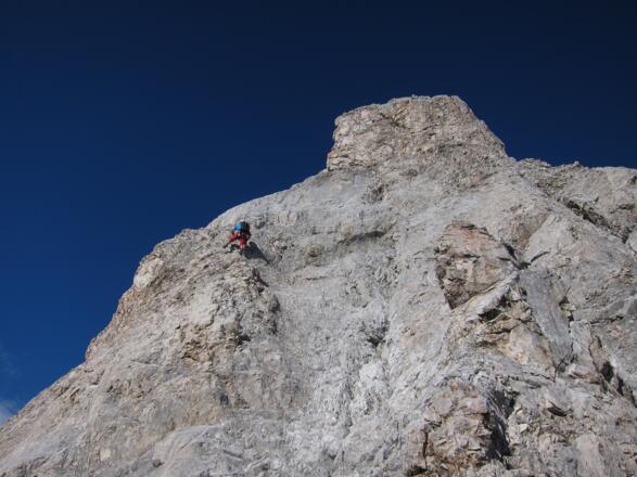 Anschließend bietet eine teilweise splittrige Steilwand Kletterei im unteren 3. Grad (UIAA).