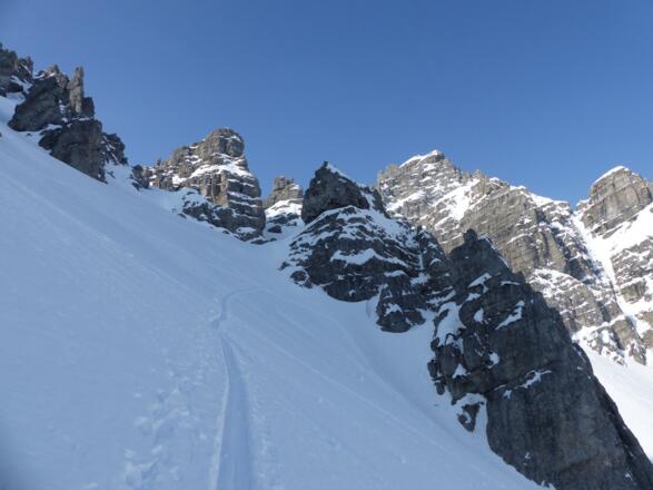 Eine imposante Berg- und Felskulisse.