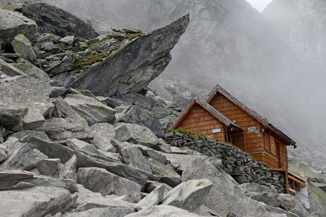Haus mit Felsflosse: Das unbewirtschaftete Albert-Biwak