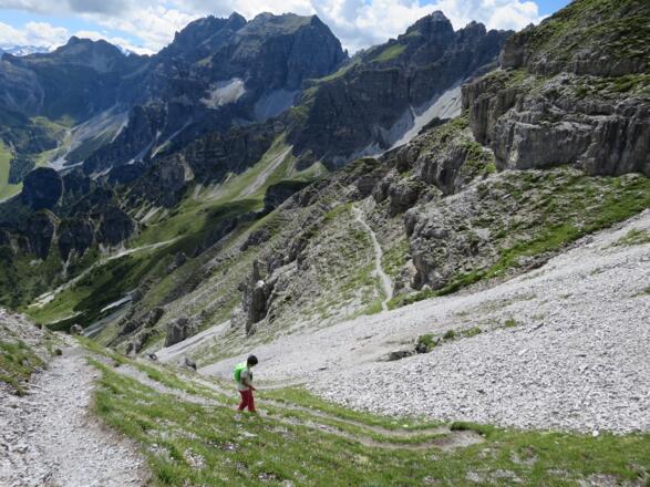 Kurz, ca. 60 Hm steigt man nun am Südhang ab, Richtung Schlick. Hinten die Riepenwand und der Steingrubenkogel.