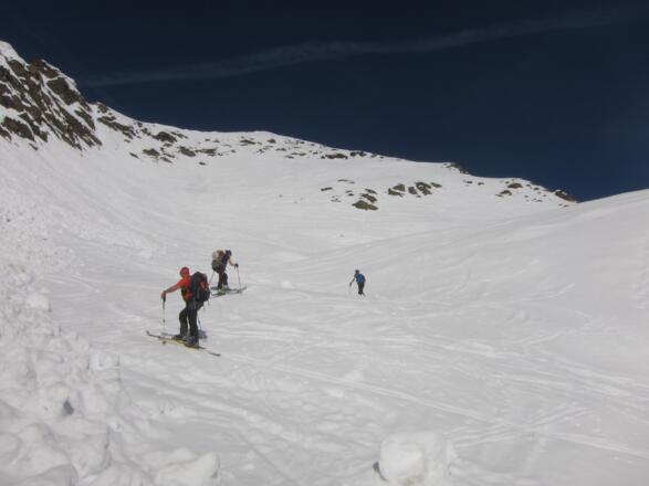 Der Gipfelhang zur Karlesspitze. Gut erkennbar ist die Querung oberhalb der Felsen nach rechts auf den SO-Rücken.