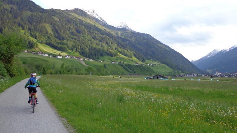 Ab der Ortschaft Neder sieht man das erste Mal unser Tourenziel Neustift im Stubaital.