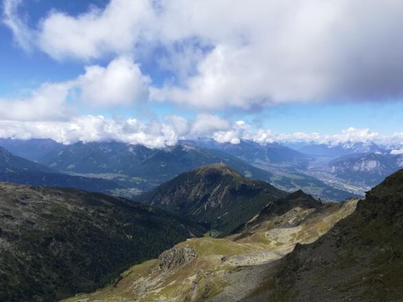 Blick auf den Aufstiegsweg, Viggarspitze und Patscherkofel