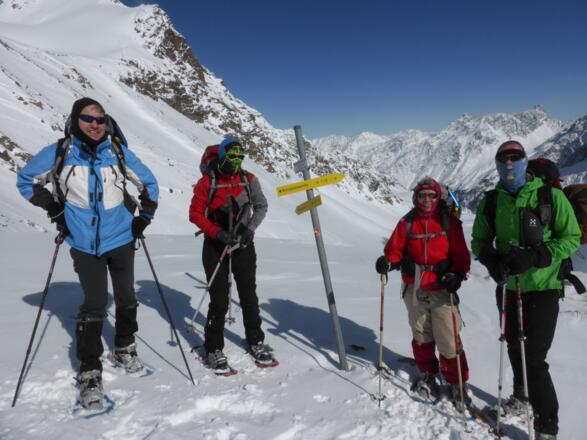 Geschaft auf dem Winnebachjoch mit den Bergen Richtung Osten.