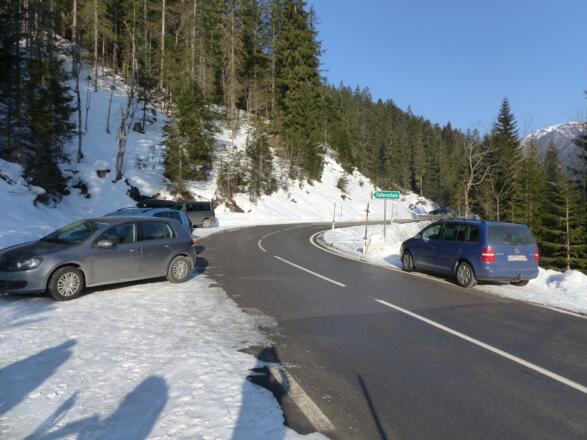 Ausgangspunkt sind die Parkplätze Hohe Brugg'n auf 1178 m Seehöhe.