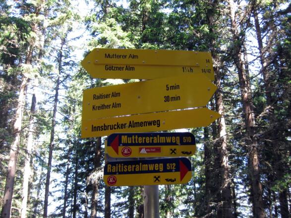 Sehr gute Beschilderungen zeichnen den Almenweg im gesamten Verlauf aus