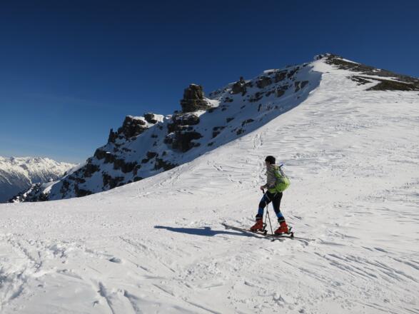 Unser Anstieg trifft an dieser Geländekante mit dem Anstieg über den Nordhang - die Maierrinne - zusammen.
