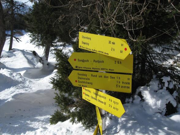 Schilderbaum am nördlichen Ende des Sees.