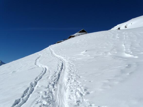 Das Dach der Alm kommt in Sichtweite.