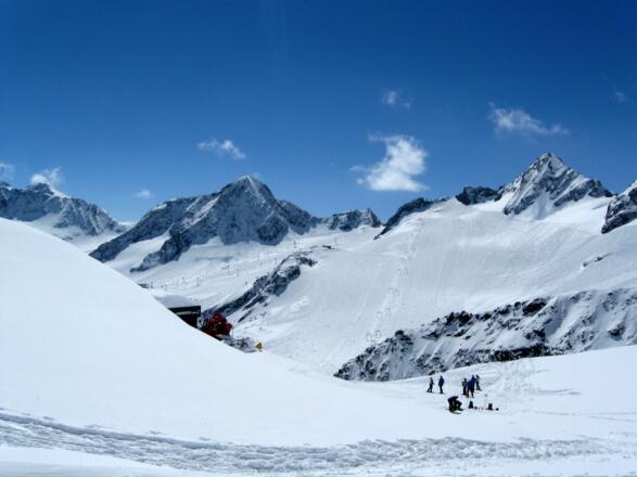 Ankunft in der Scharte - und schon hat einen die Wirklichkeit wieder. Leider führt von der anderen Seite ein neuer Lift bis hier herauf.