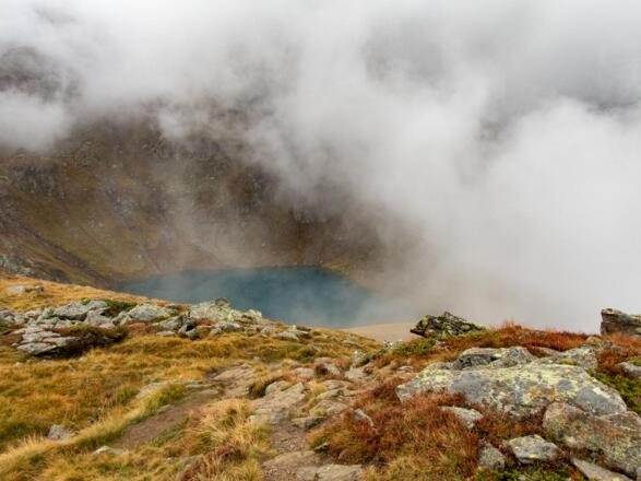 Der Grünausee hüllt sich in Nebel.