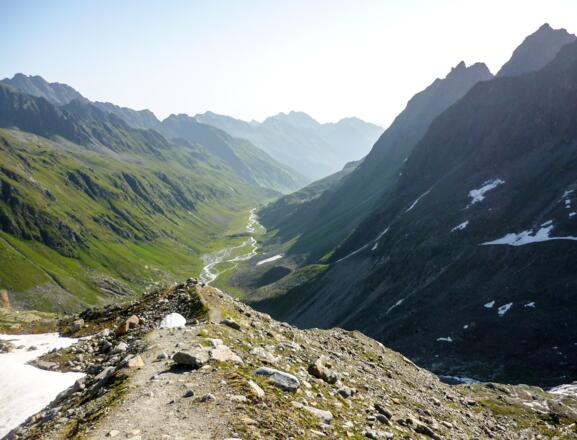 Blick vom Moränenrücken Richtung Franz-Senn-Hütte