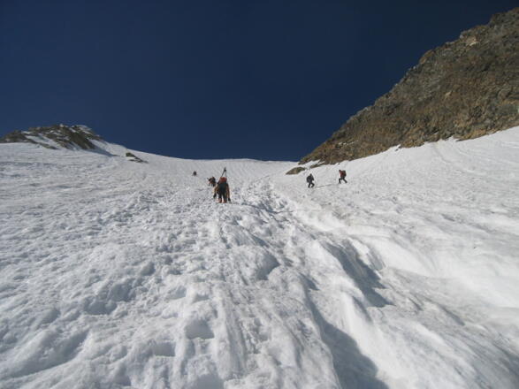 Der untere Abschnitt der Hochfeiler Nordwand ist mit 45° noch recht gutmütig. Rechterhand zwei Skifahrer.