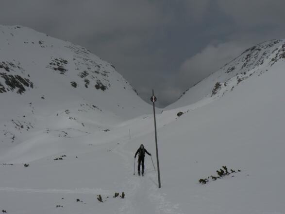 Zwischen den Wänden des Torsteins (links) und des Warschenecks (rechts) hinauf zur Zwischenwändscharte