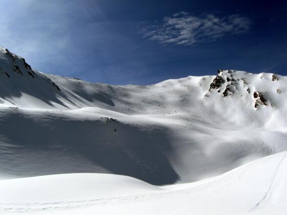 Blick zur Einsattelung dem "Silbersattel". Dieser Steilhang muß bezwungen werden.