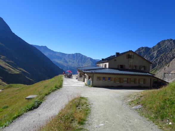 Blick zurück zur Lucknerhütte. Gute Einkehrmöglichkeit beim Abstieg.
