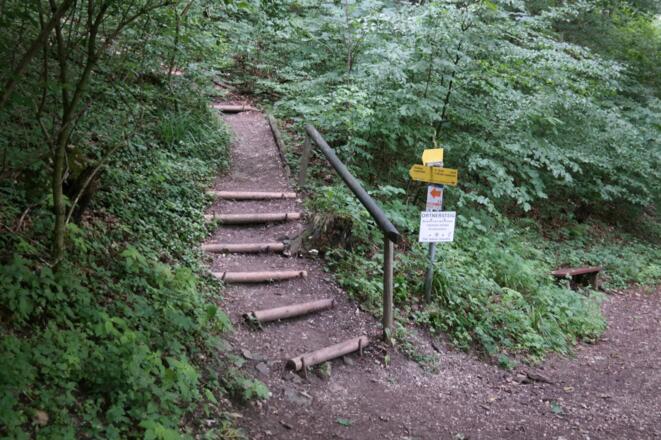 Hier zweigt der Ortnersteig vom Höhenweg ab und man sieht schon die ersten künstlich angelegten Stufen.