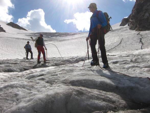Blankeis und Gletscherspalten im unteren Teil des Berglaferners erfordern Steigeisen und Seildisziplin.