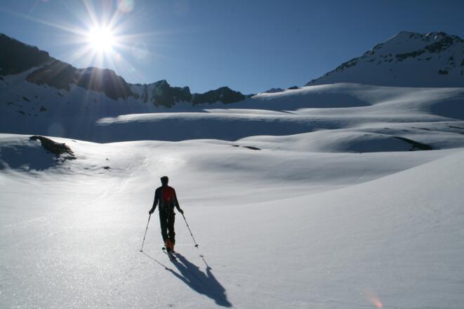 Am Seelenferner. Im Hintergrund ragt der steile Gipfelaufbau des Mittleren Seelenkogels empor.