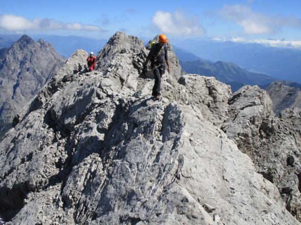 Kurzer, aussichtsreicher Gipfelgrat.