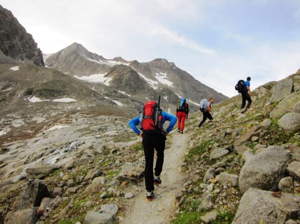 Der unschwierige, sehr gut gewartete "Erlebnisweg Alpeiner Ferner" zieht unschwierig in Serpentinen hinauf zu den Sanderflächen des Alpeiner Ferners. Der Gipfel der Östlichen Seespitze und Teile des Anstiegs werden sichtbar.