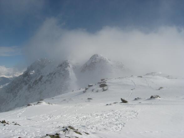 Am Gipfel angekommen im Nebel das Schwarzhorn 2.812 m