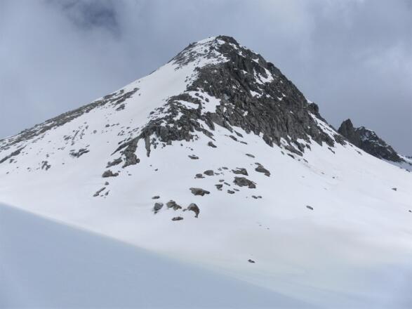 Bachmayrspitze mit firnig-felsiger Westflanke = Anstieg