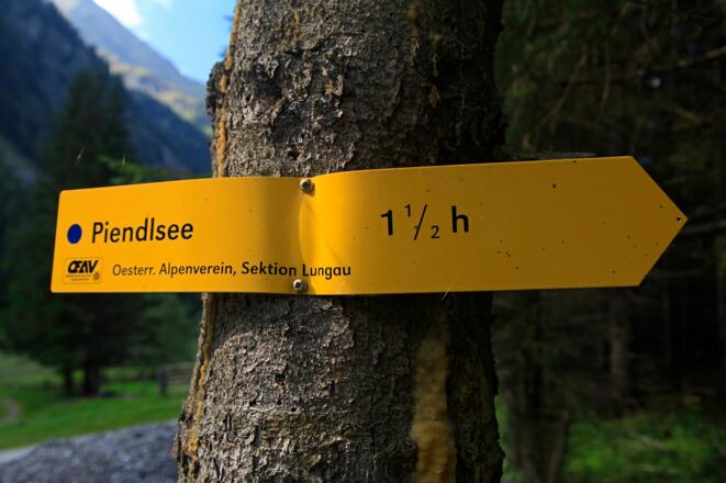 Hier geht's los: Die etwas versteckte Tafel am Parkplatz