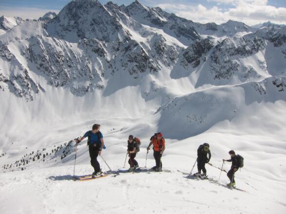 Nach der Querung auf den SO-Rücken der Karlesspitze. Im Hintergrund der mächtige Zwölferkogel (Gipfel nicht sichtbar) und rechts - gerade noch zu sehen - der Sulzkogel.