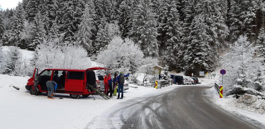 Kostenlose Parkmöglichkeiten beiderseits der "Eisbrücke".