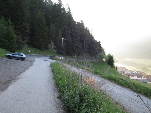 Der Parkplatz für ca. 20 Autos oberhalb von Trins.