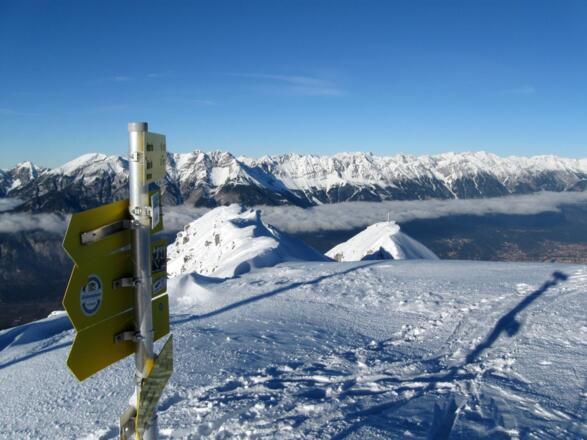Am geräumigen Gipfelplateau. Im Hintergrund der Nordgipfel der Nockspitze.