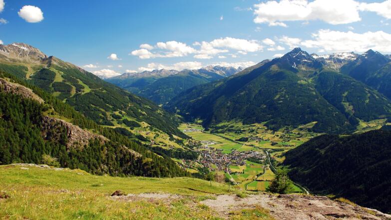 Tauerntal mit Matrei, Rottenkogel (li), Zunig (re)