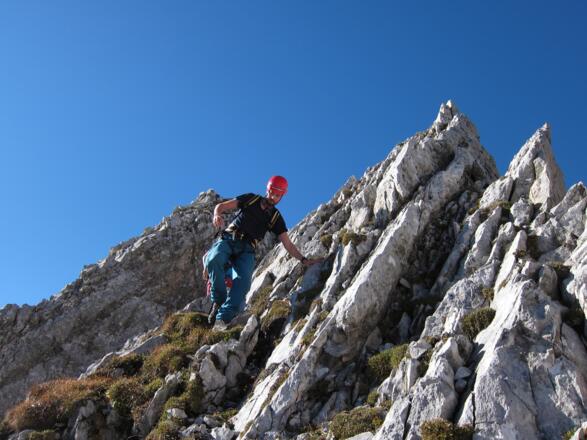 Auch entlang des ausgesetzten Grates findet man immer wieder deutliche Steigspuren, die den leichtesten Weg anzeigen.