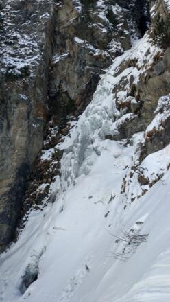 Das selten begangenene, unlohnende Ausstiegsschildl oberhalb des Hauptteiles des Easy afternoon-Eisfalles