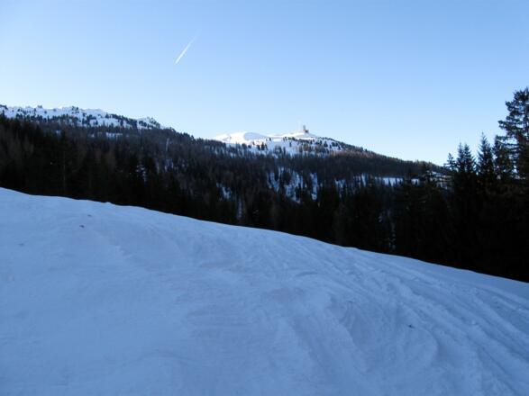 Immer wieder wechseln freie Wiesenflächen mit Waldpassagen, wie hier schön zu sehen ist. Im Hintergrund der Sendemasten am Venet (Krahberg).