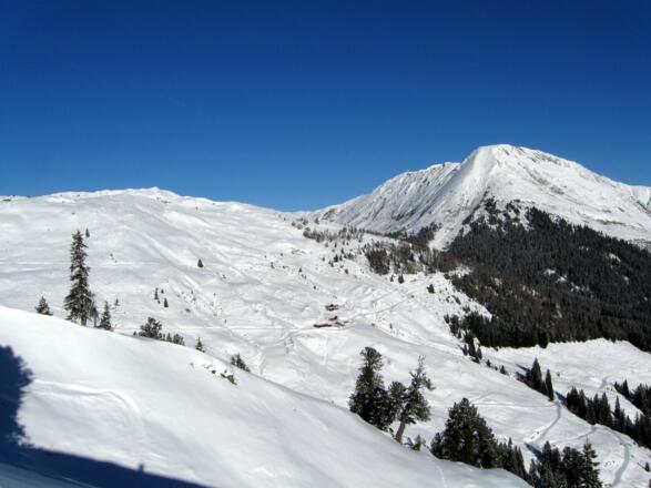 Im Aufstieg. Blick hinüber zur Maschentalalm. Dahinter erhebt sich der Kuhmöser. Der Taleinschnitt ist der Loassattel.