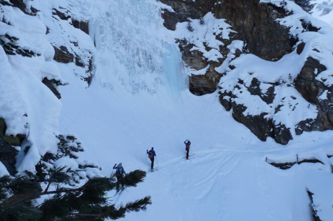 Beeindruckend ist die Querung unterhalb des gewaltigen Eisfalls. Diese Rinne kann später für die Abfahrt genutzt werden.