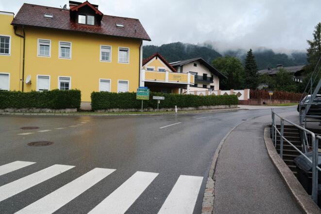 Hier zweigt links die Stücklbachstraße ab.