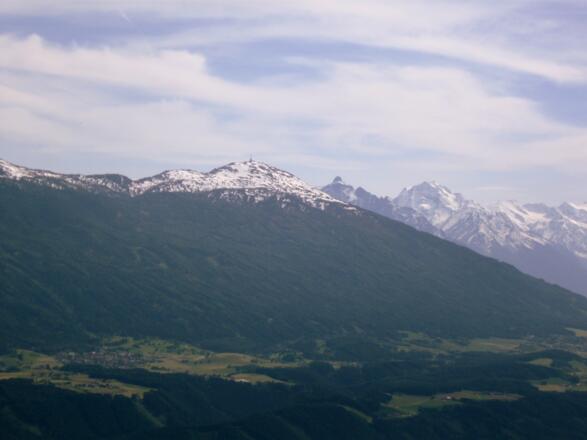 Der Patscherkofel auf der gegenüberliegenden Talseite. Darunter das östliche Mittelgebirge.