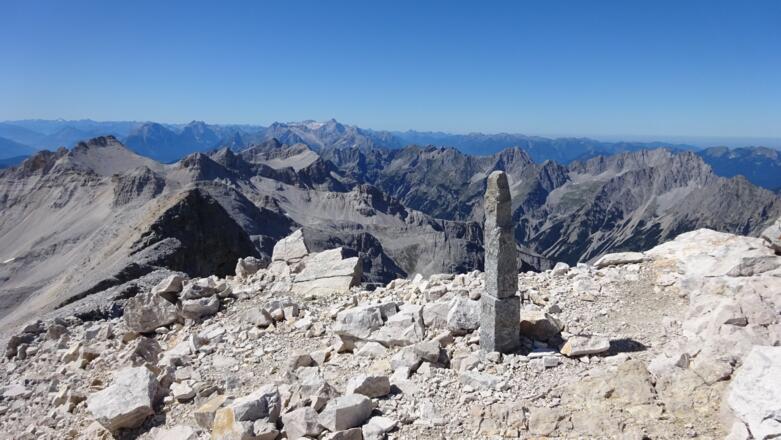 Am Gipfel der Mittl. Ödkarspitze (2745 m). Ganz hinten das Zugspitzplateau.