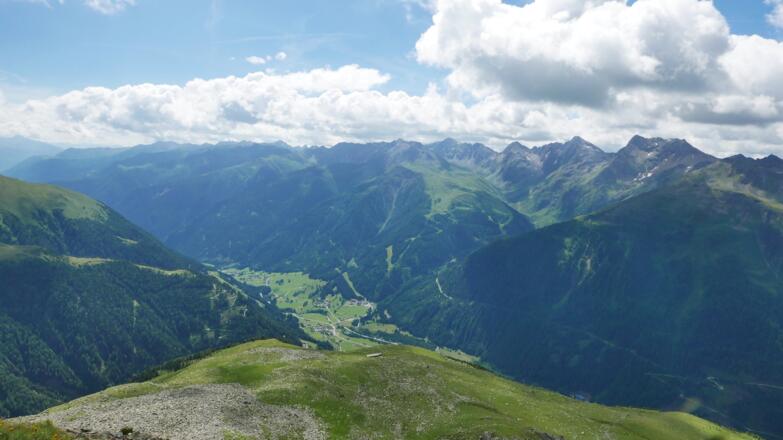 Blick nach Süden auf Weiße Spitze, Rote Spitze und das Skigebiet Brunnalm